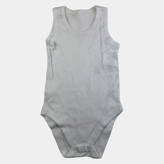 Weißer ärmelloser Baby-Body mit Druckknöpfen – front