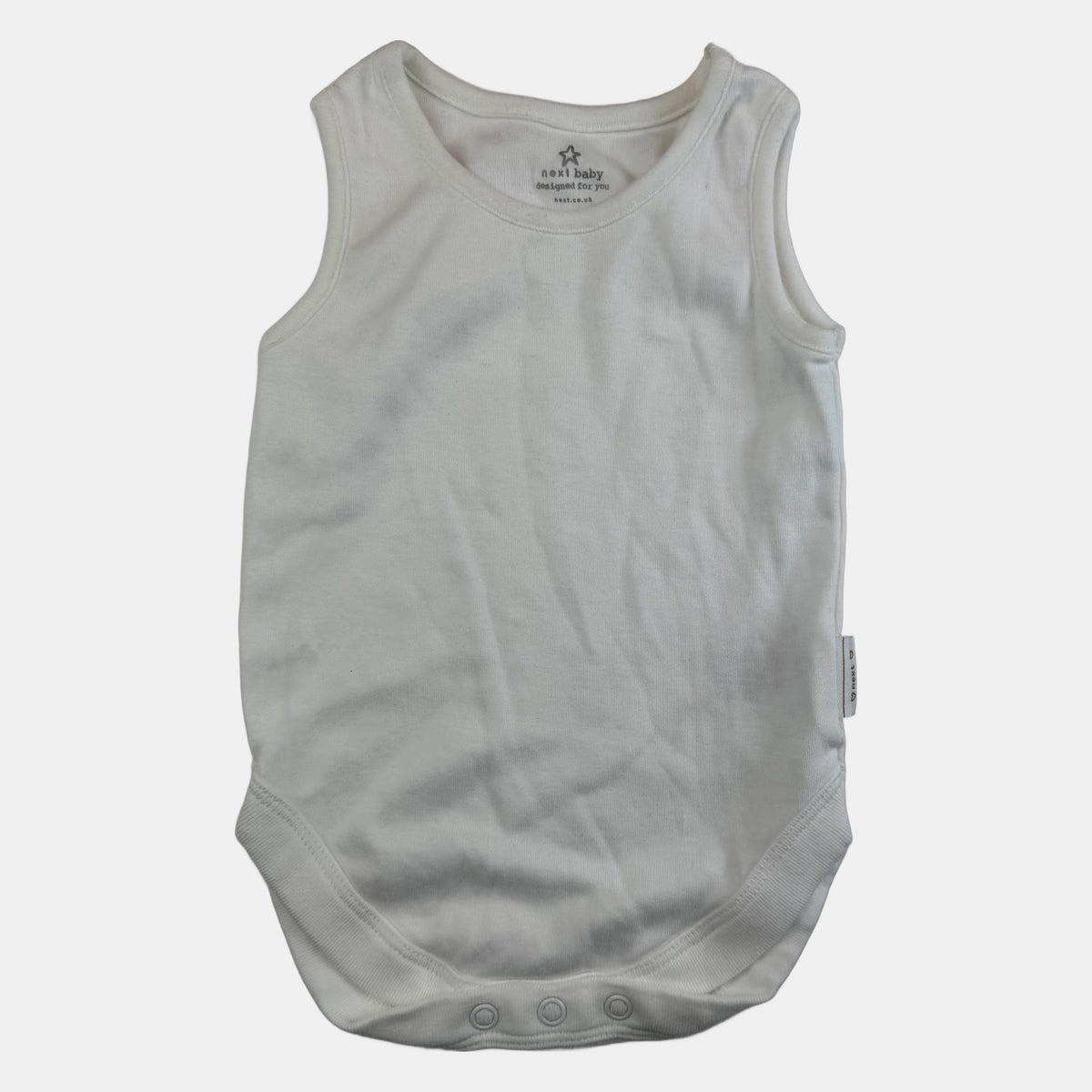 Weißer ärmelloser Baby-Body mit Druckknöpfen – front