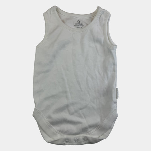 Weißer ärmelloser Baby-Body mit Druckknöpfen – front