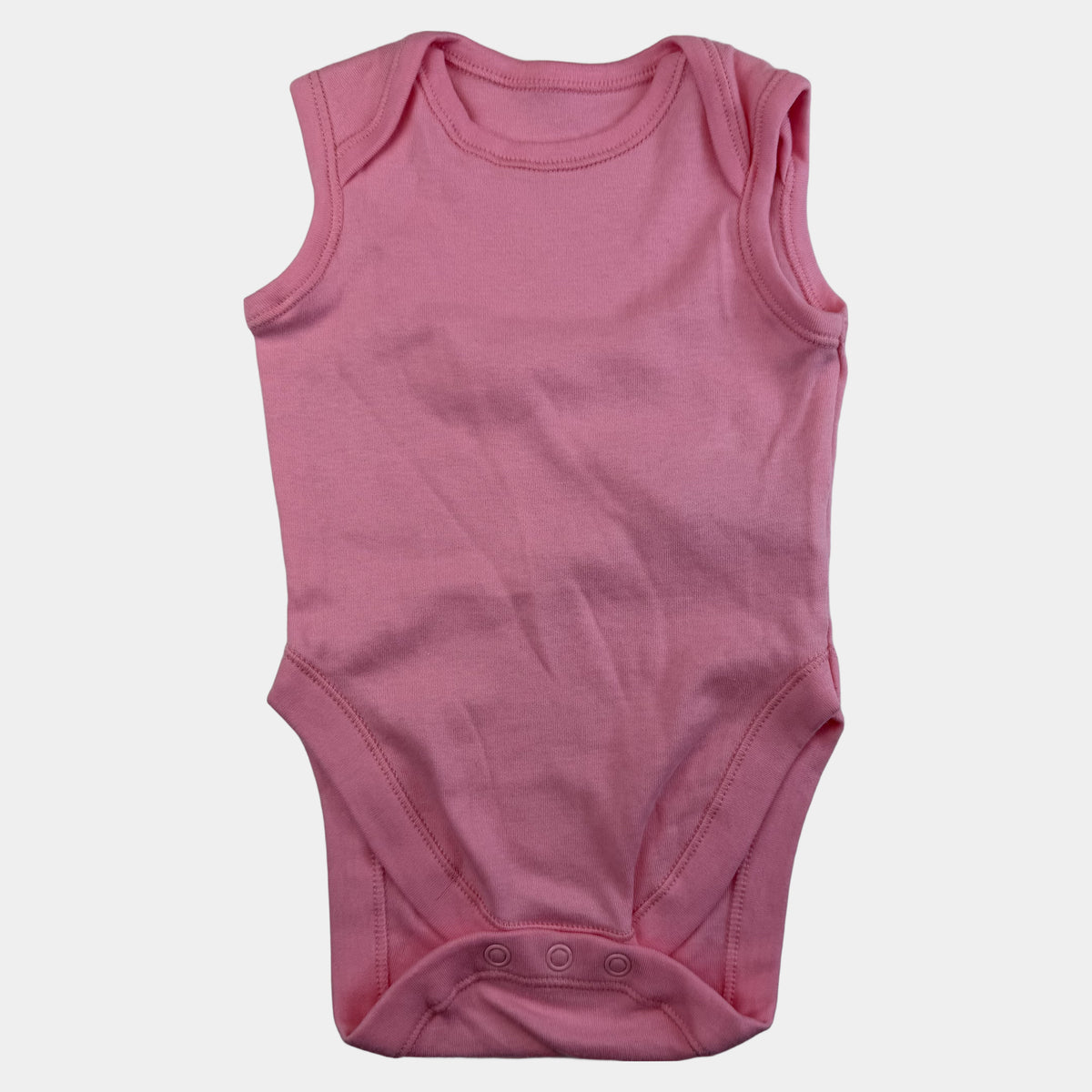 Rosa ärmelloser Baby-Body mit Druckknöpfen im Schritt – front