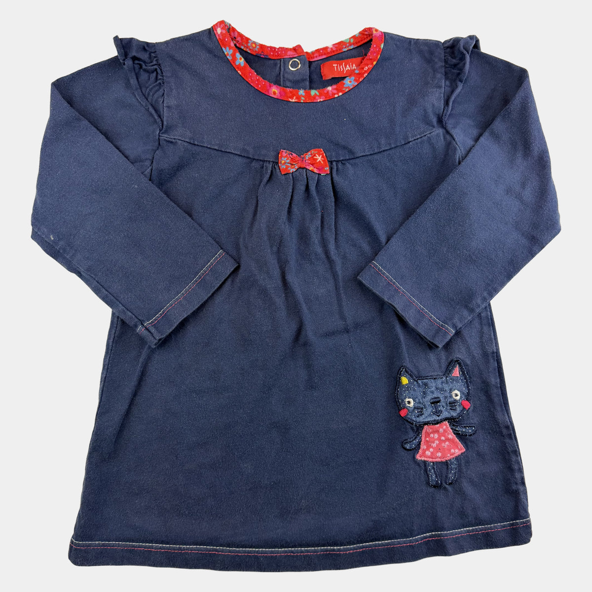 Blaues Kinderkleid mit langen Ärmeln, Schleife und Katzen-Applikation – front
