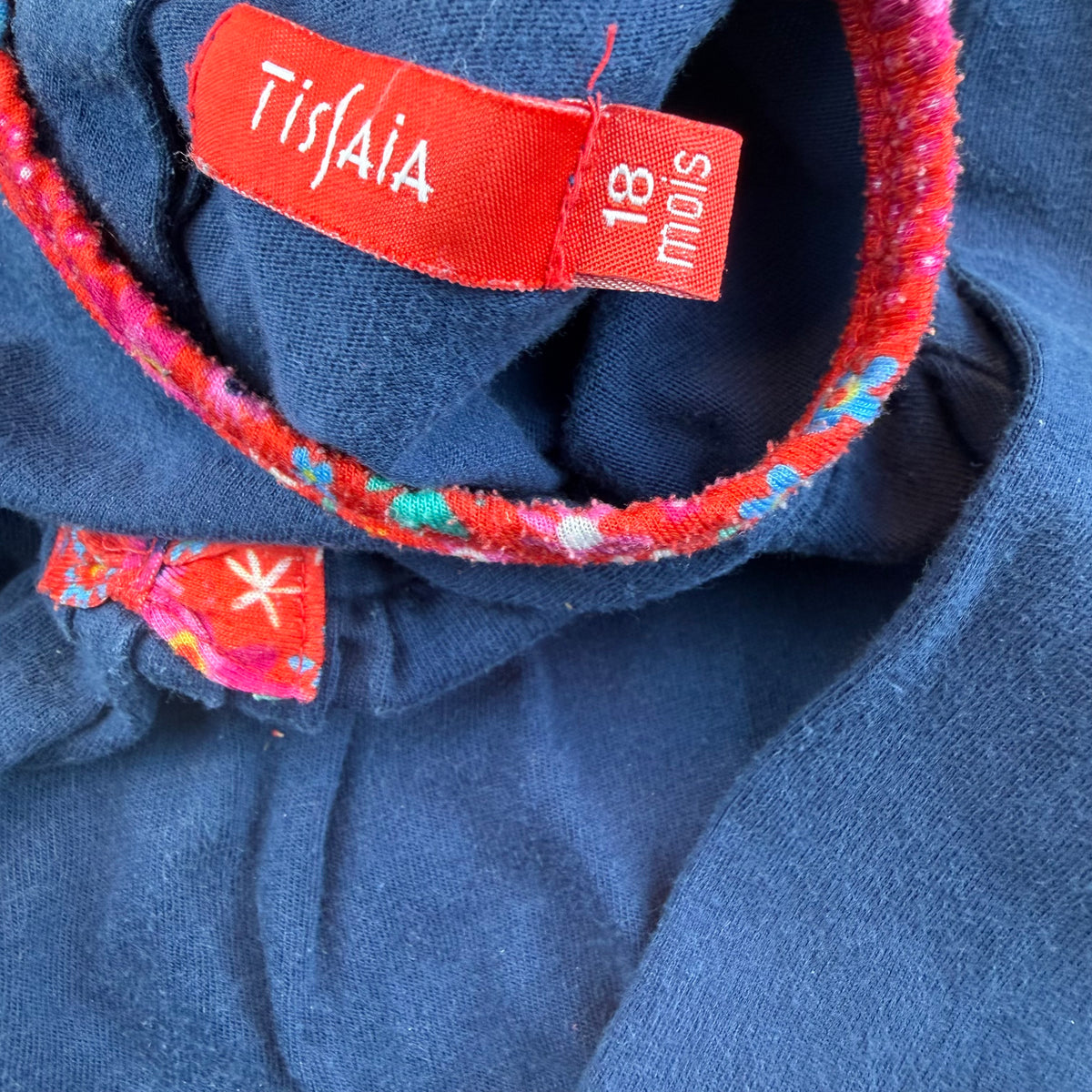 Blaues Kinderkleid mit langen Ärmeln, Schleife und Katzen-Applikation – label