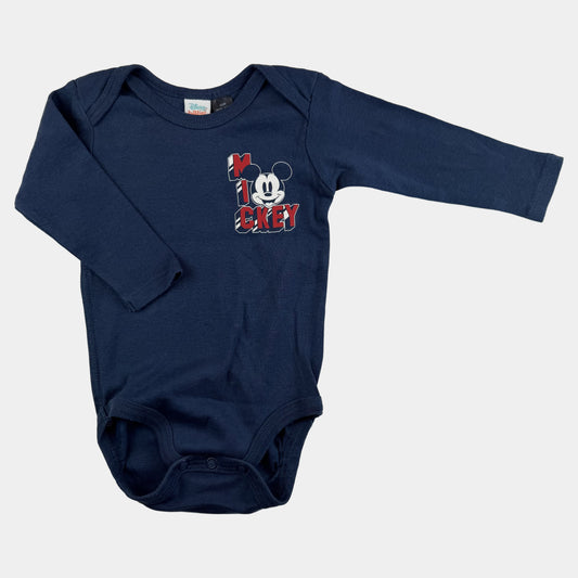 Blauer Baby-Langarmbody mit Mickey-Mouse-Print und Druckknöpfen – front