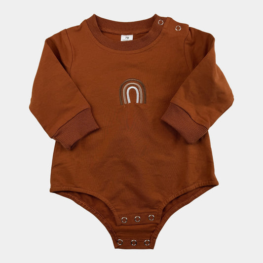 Brauner Langarm-Babybody mit Regenbogen-Stickerei und Druckknöpfen – front