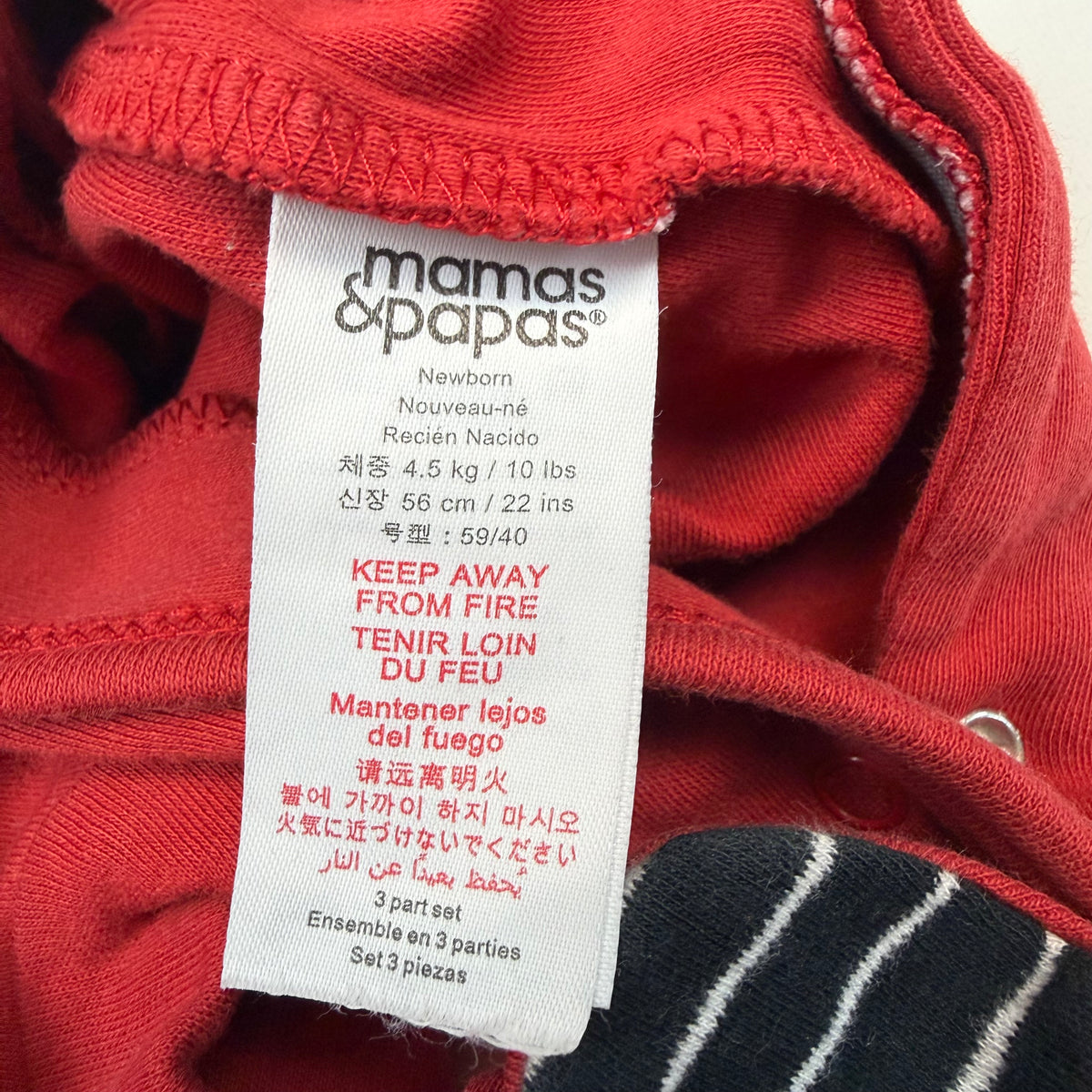 Roter Baby-Strampler mit Wickelverschluss und Auto-Stickerei – label