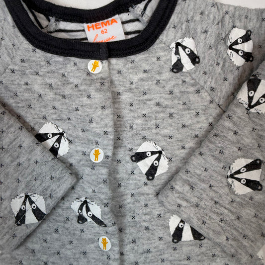Grauer Baby-Overall mit Dachs-Print und Druckknöpfen – fabric
