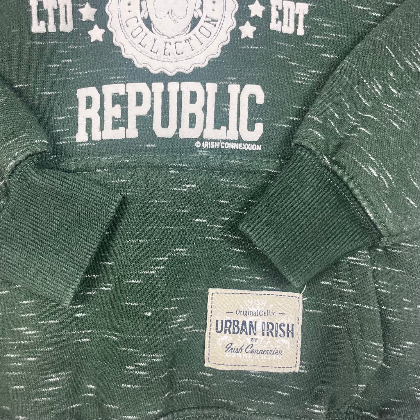 Grüner Kapuzenpullover mit Logo-Aufdruck, Urban Irish – sleeve