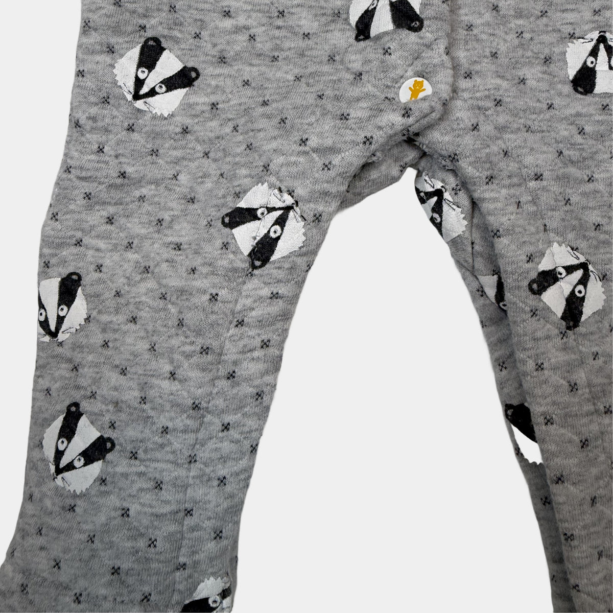 Grauer Baby-Overall mit Dachs-Print und Druckknöpfen – close‑up