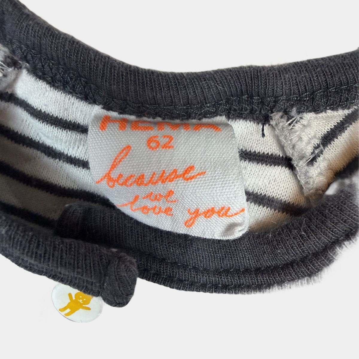 Grauer Baby-Overall mit Dachs-Print und Druckknöpfen – label