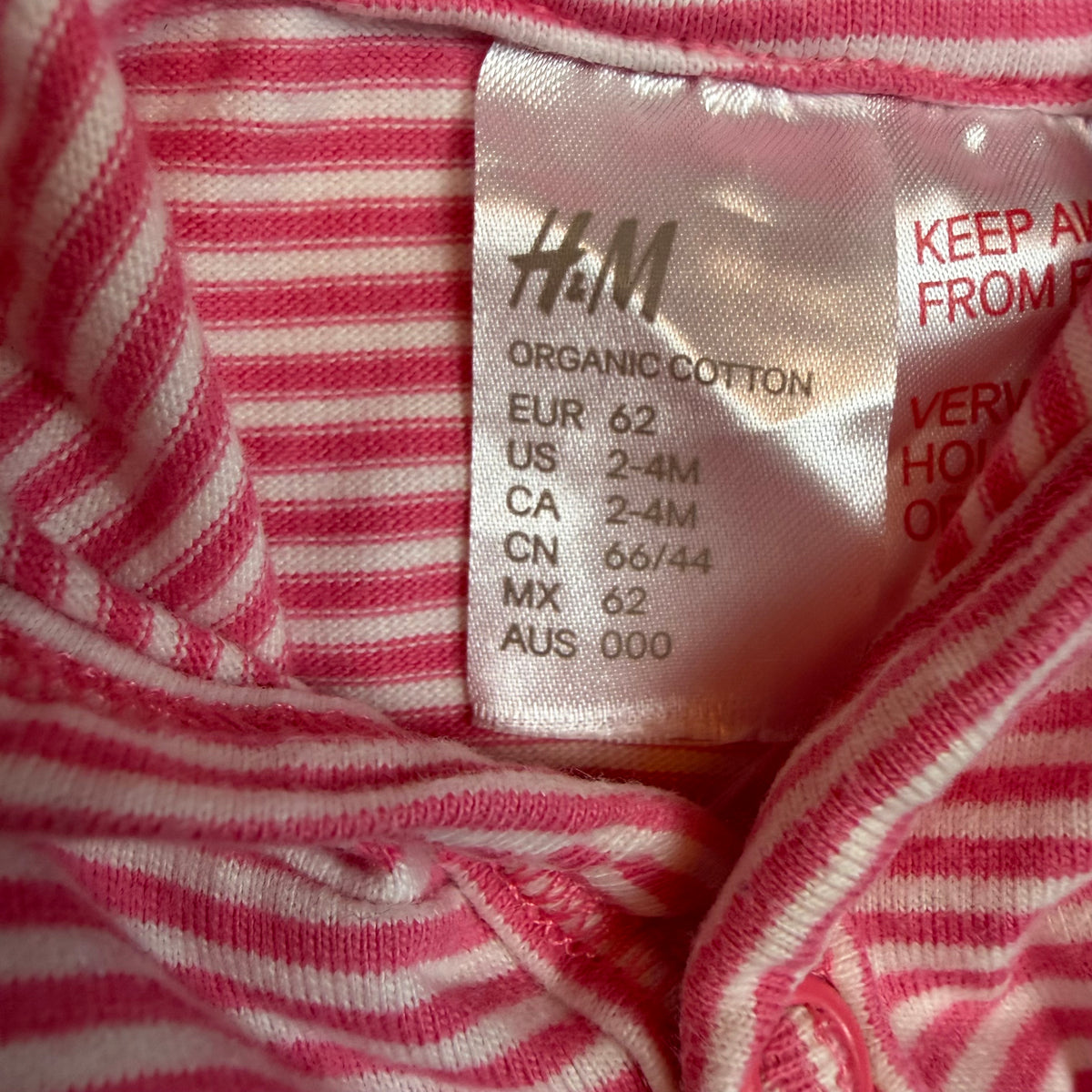 Rosa-weiß gestreifte Baby-Kapuzenjacke mit Knöpfen und Brusttasche – label