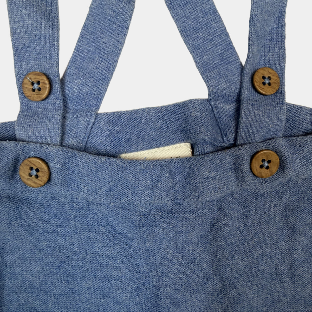 Blaue Baby-Latzhose aus Baumwolle mit gekreuzten Trägern und Knöpfen – fabric