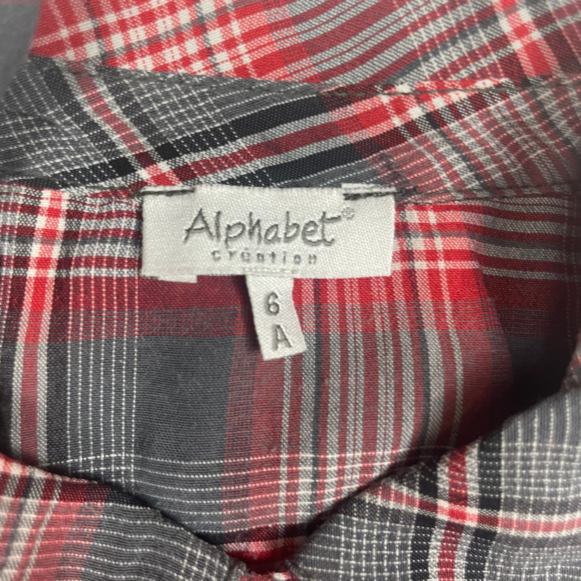 Kariertes Kleid mit kurzen Ärmeln in Grau und Rot – label