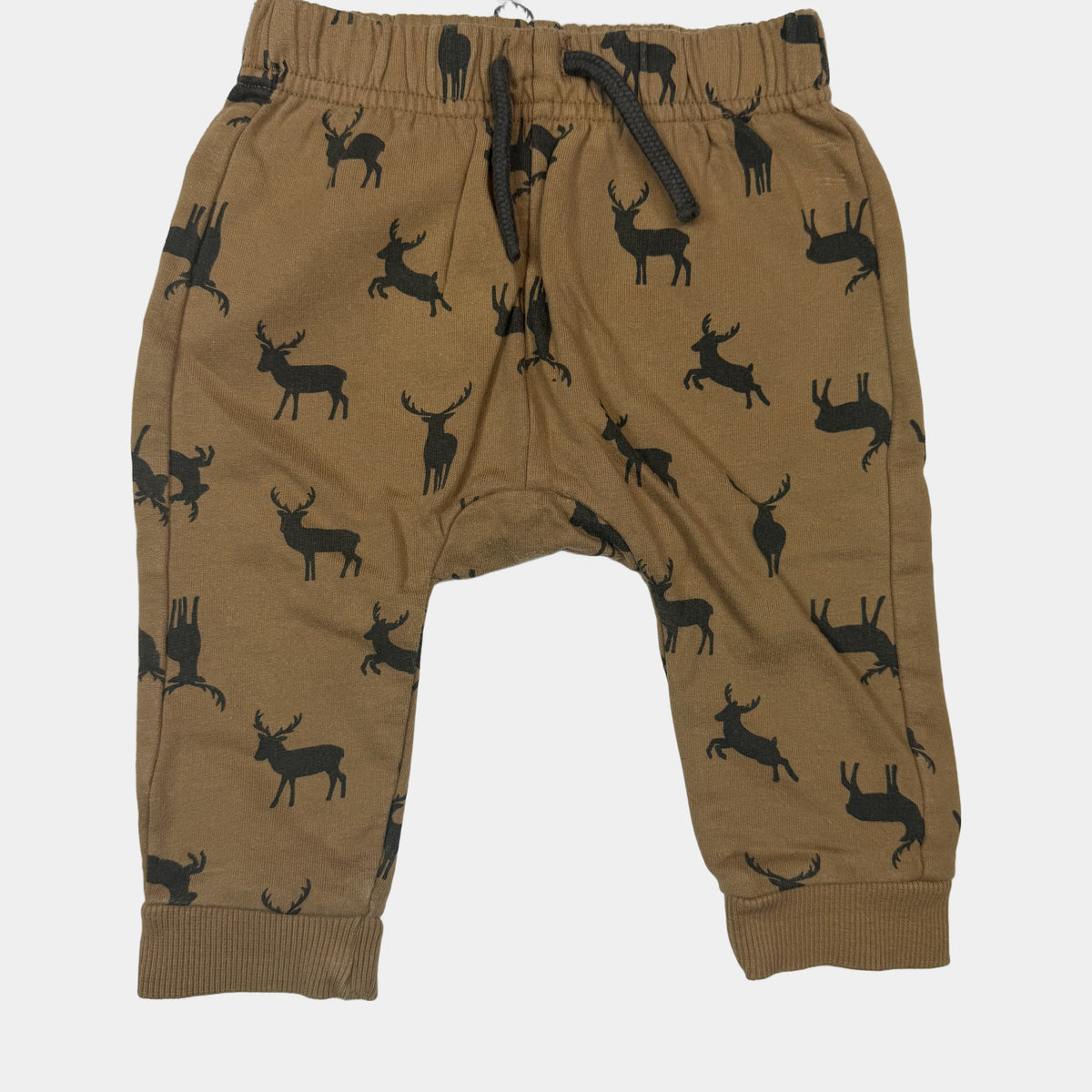 Baby-Set aus weißem Langarmshirt und brauner Hose mit Hirsch-Print – flatlay