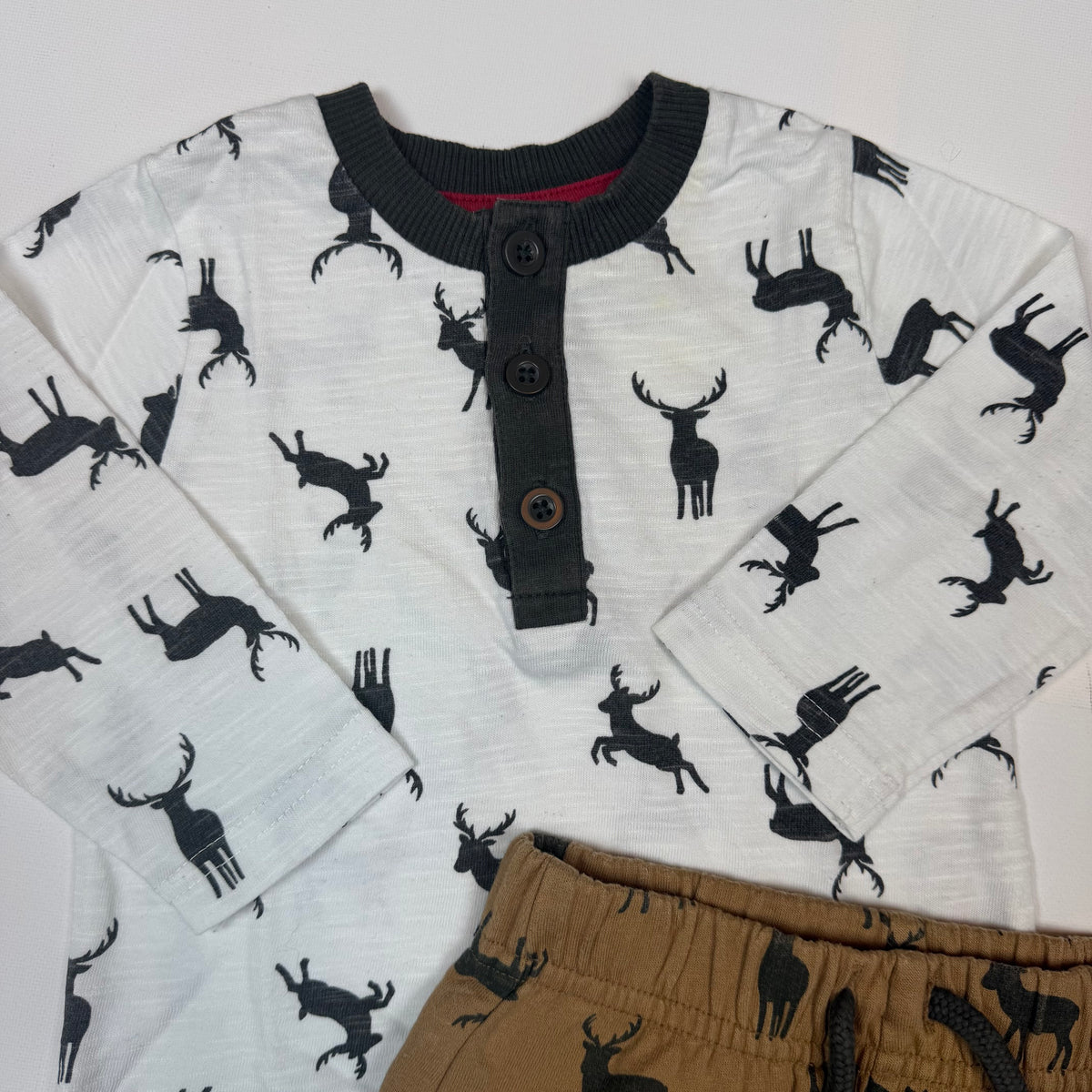Baby-Set aus weißem Langarmshirt und brauner Hose mit Hirsch-Print – inside