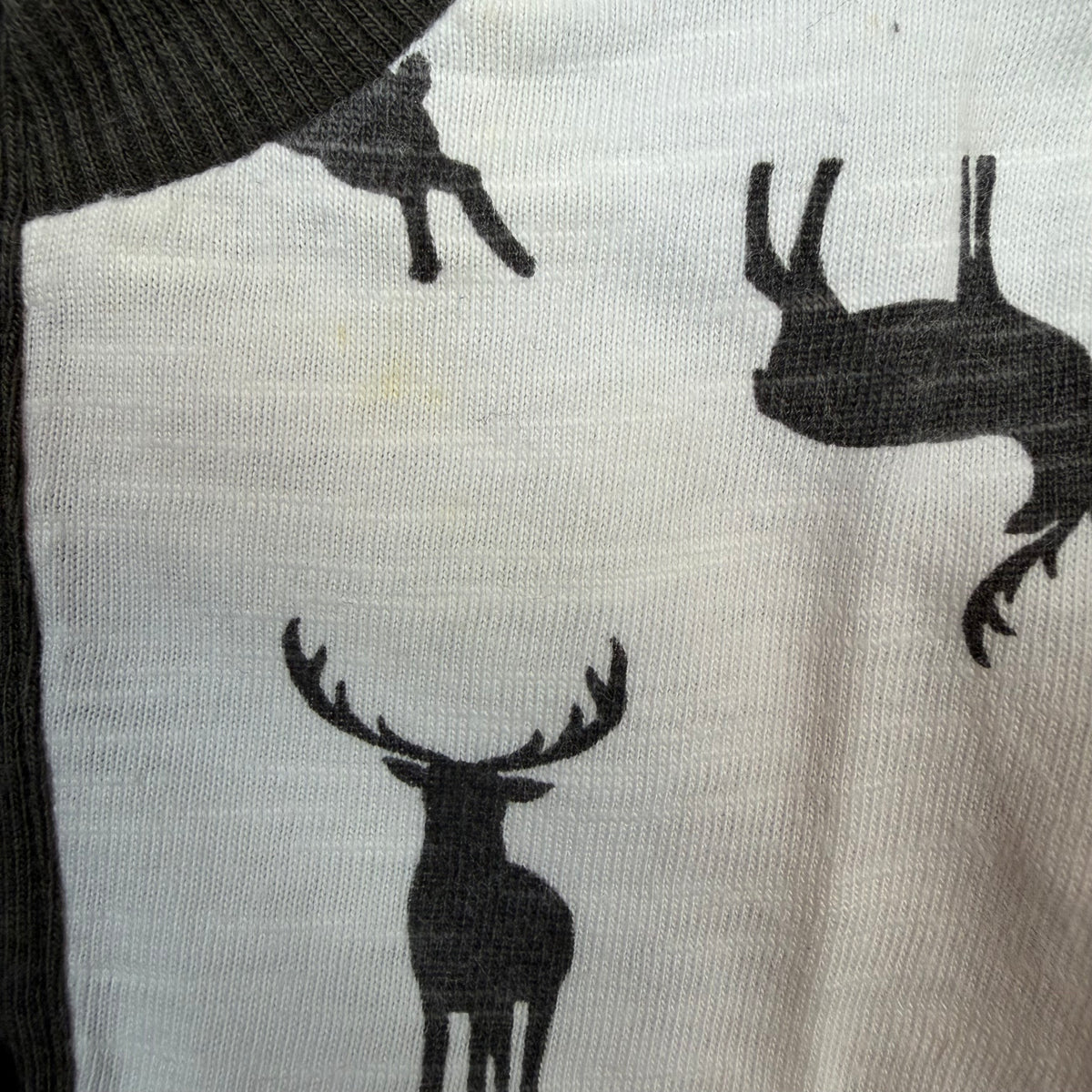 Baby-Set aus weißem Langarmshirt und brauner Hose mit Hirsch-Print – close‑up