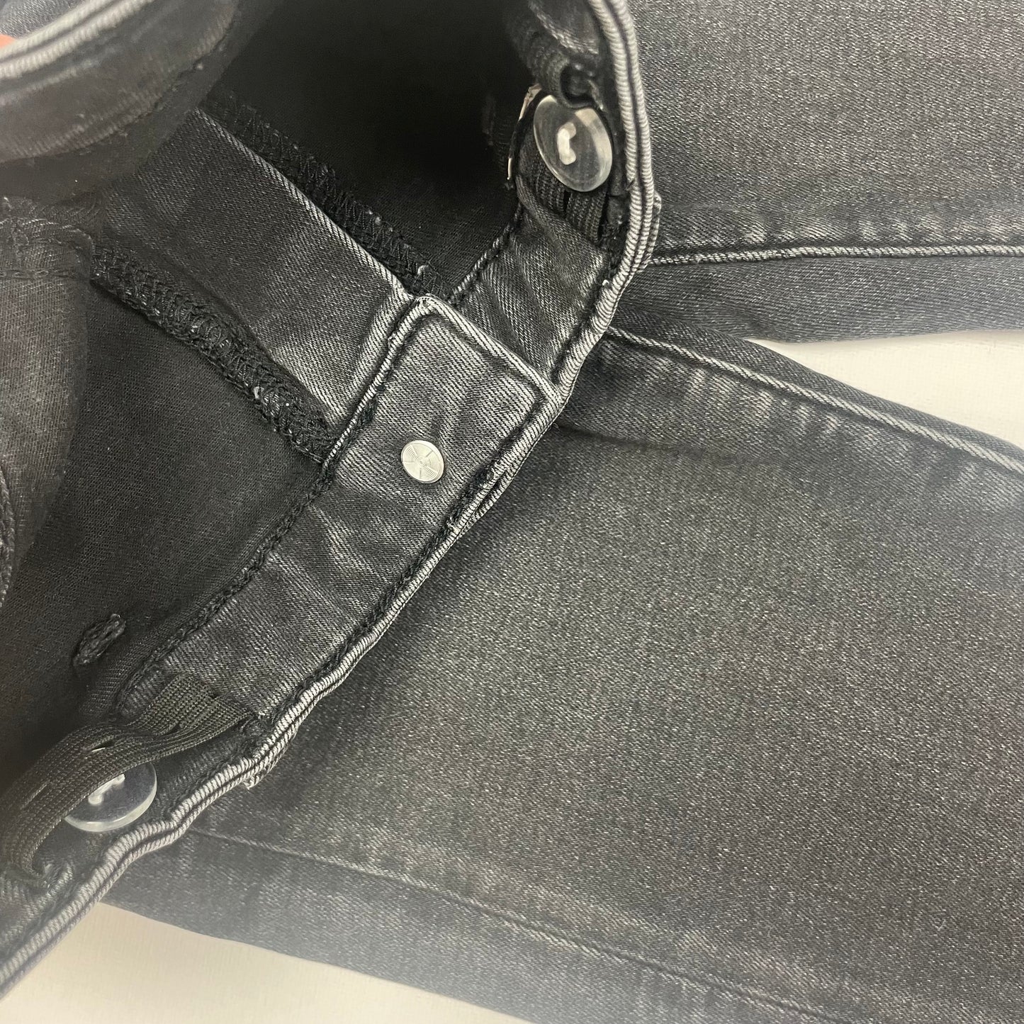 Graue Denim-Leggings mit schmalem Schnitt und Gürtelschlaufen – detail