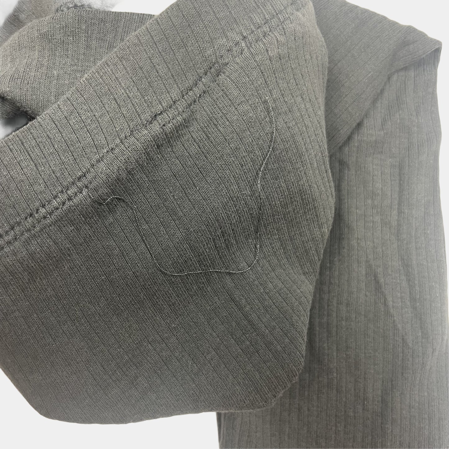 Graue Hose aus Baumwolle mit elastischem Bund – detail