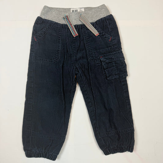 Dunkelblaue Cordhose für Kinder mit grauem Bund, Cargo-Tasche und roter 03-Stickerei, Größe 86 – front