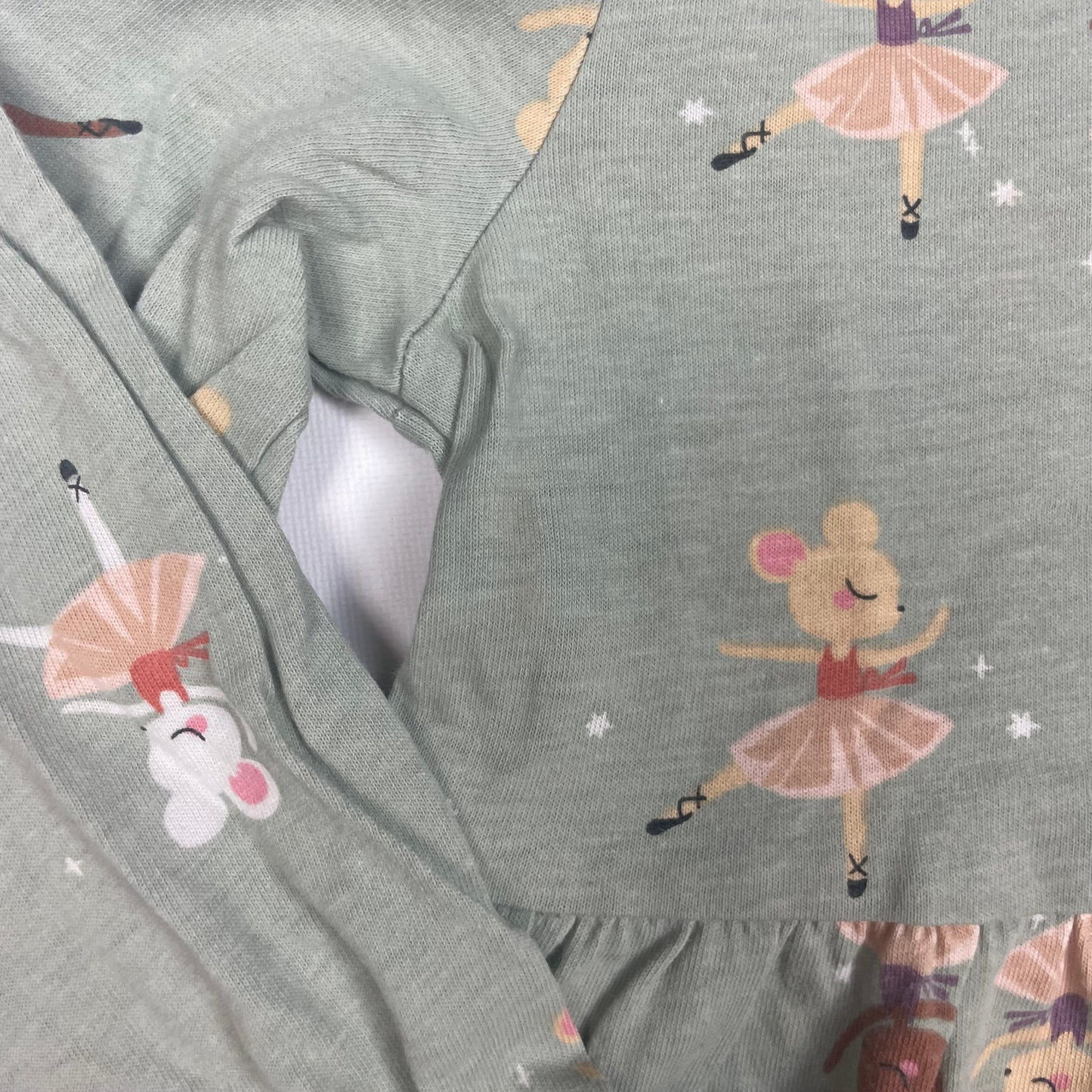 Grünes Baumwoll-Kleid mit Maus-Print und langen Ärmeln von H&M in Größe 98/104. – detail