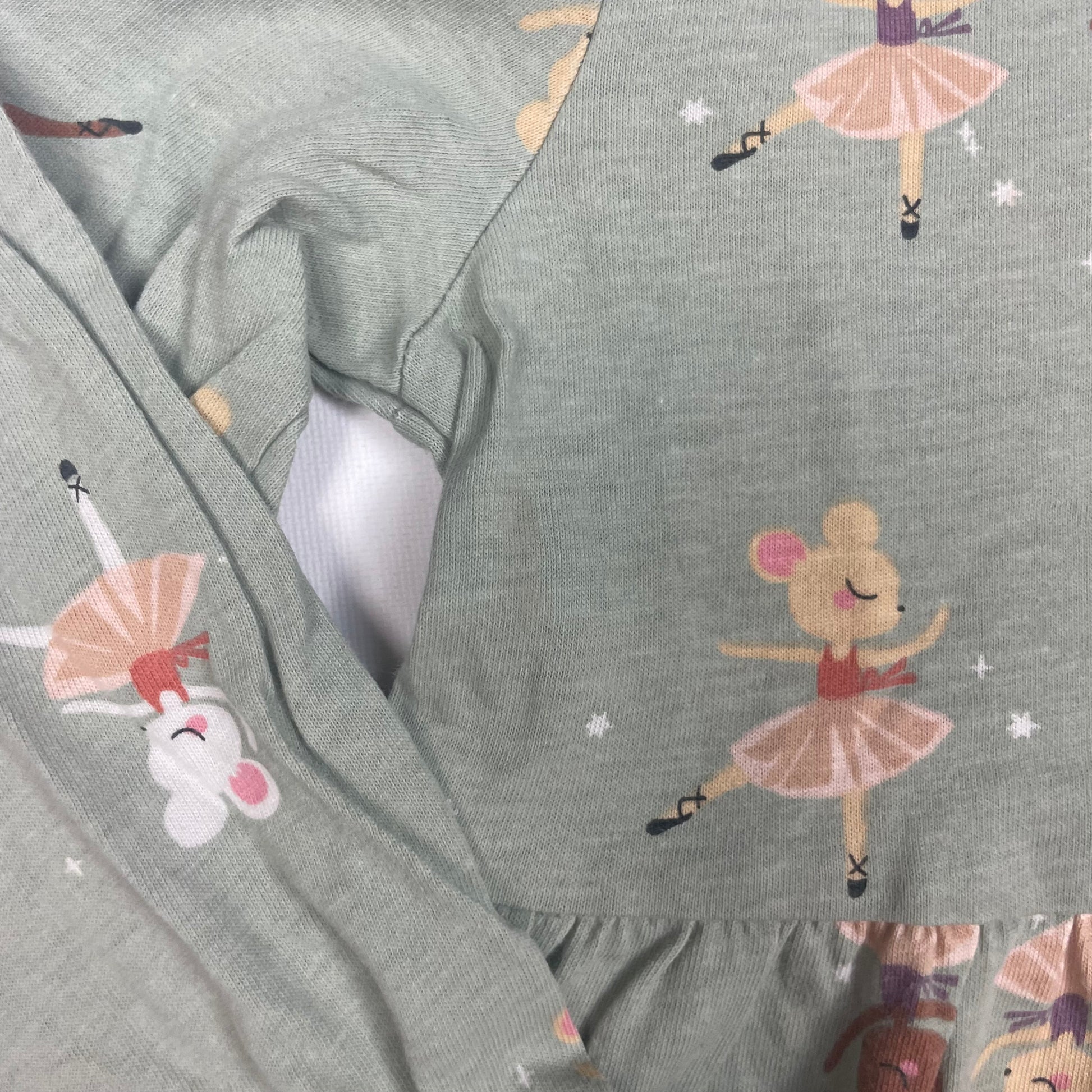 Grünes Baumwoll-Kleid mit Maus-Print und langen Ärmeln von H&M in Größe 98/104. – detail