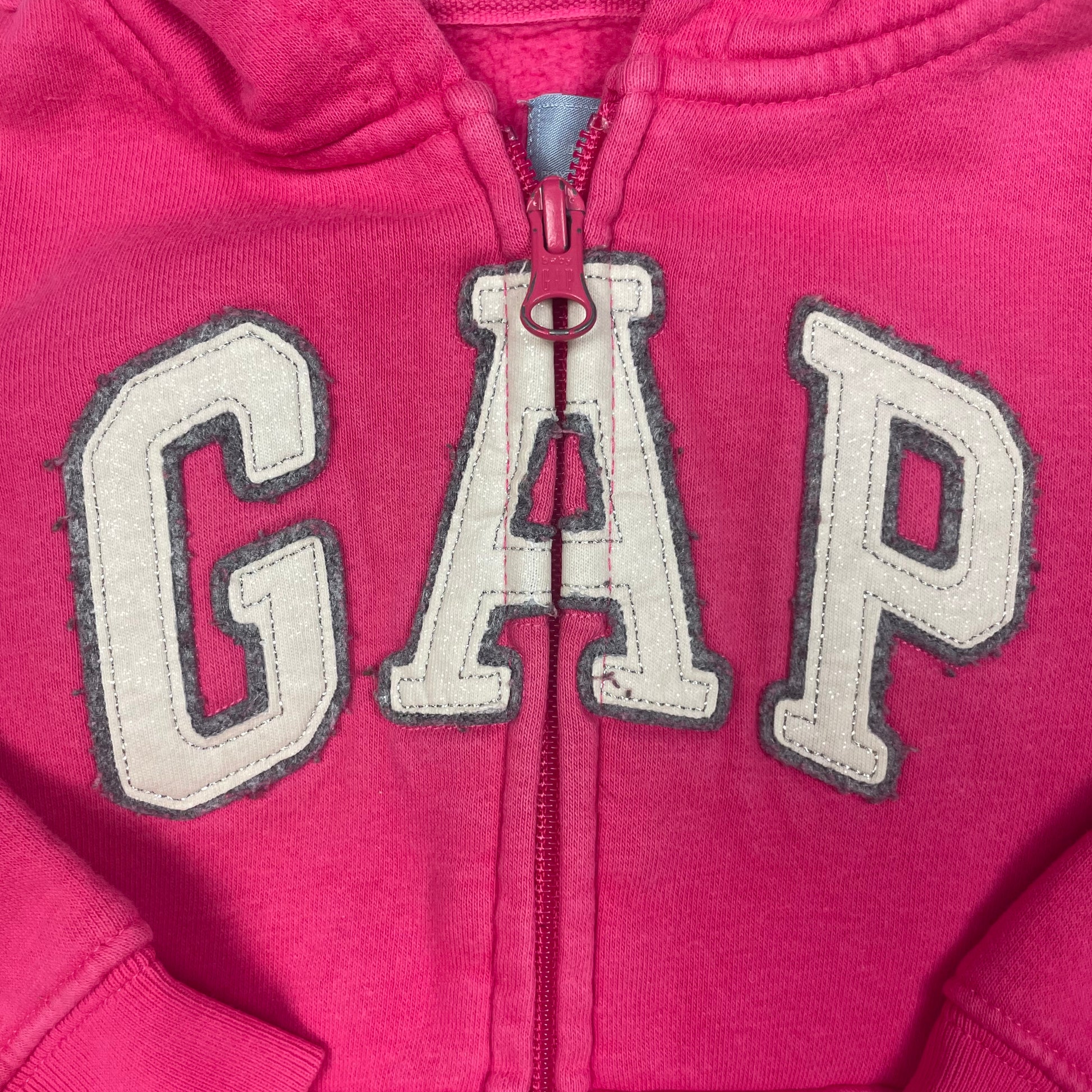 Rosa Kapuzenjacke mit Logo-Aufdruck auf der Vorderseite – detail