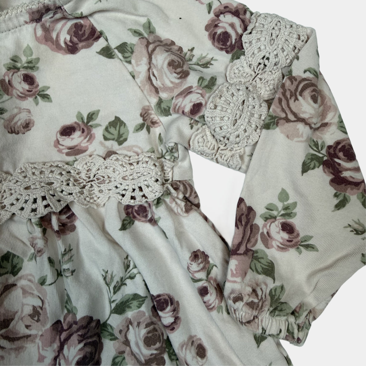 Beiges langärmeliges Baby-Kleid mit Rosenmuster und Häkelspitze, Größe 74 – detail