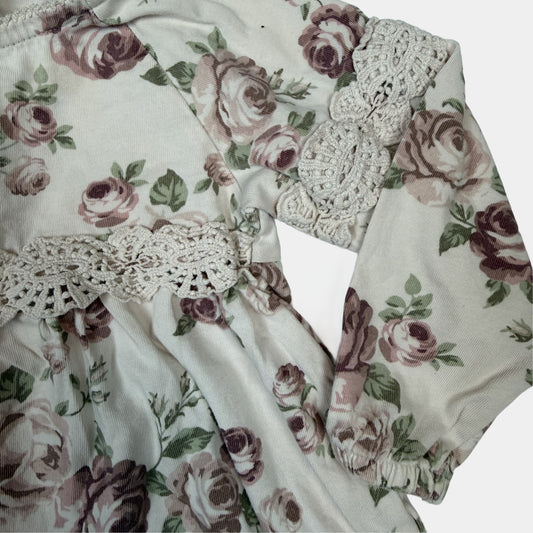 Beiges langärmeliges Baby-Kleid mit Rosenmuster und Häkelspitze, Größe 74 – detail