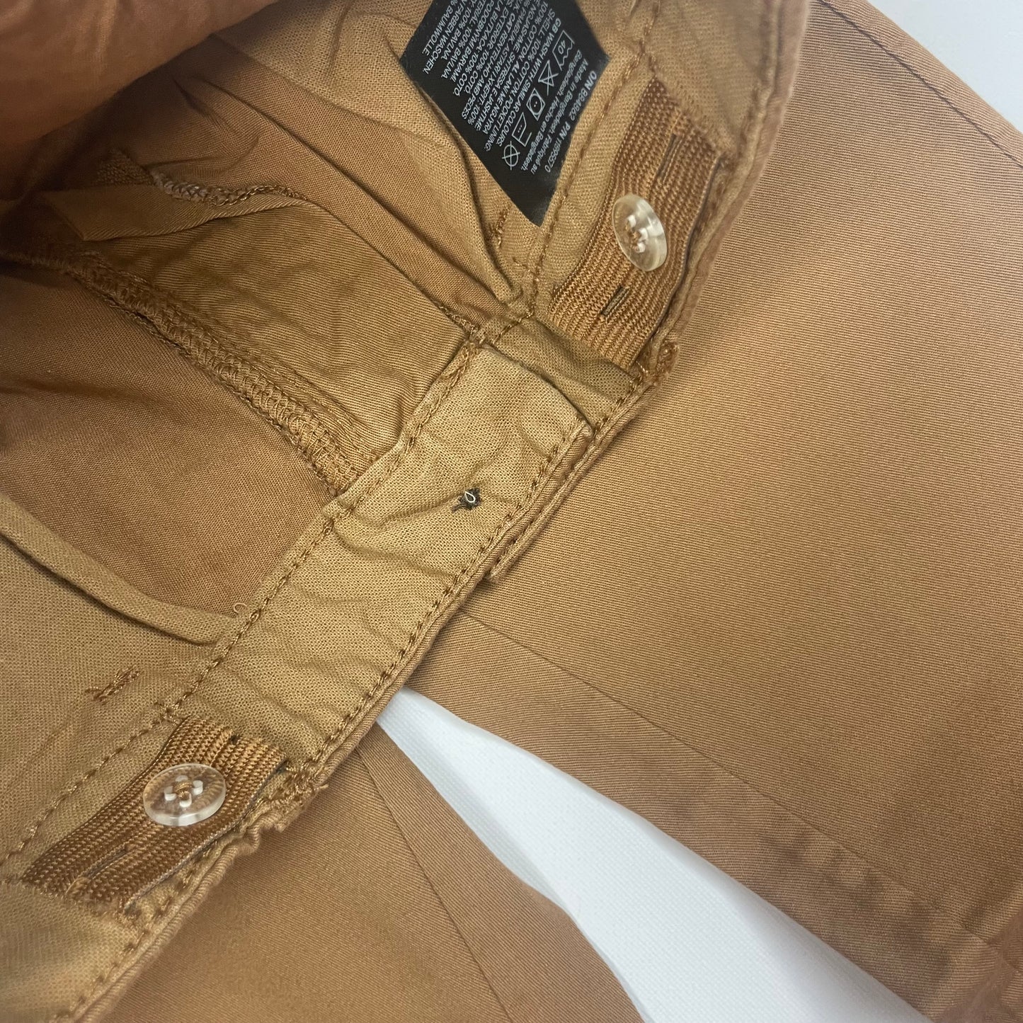 Braune Baumwollhose mit geraden Beinen und Gürtelschlaufen – detail