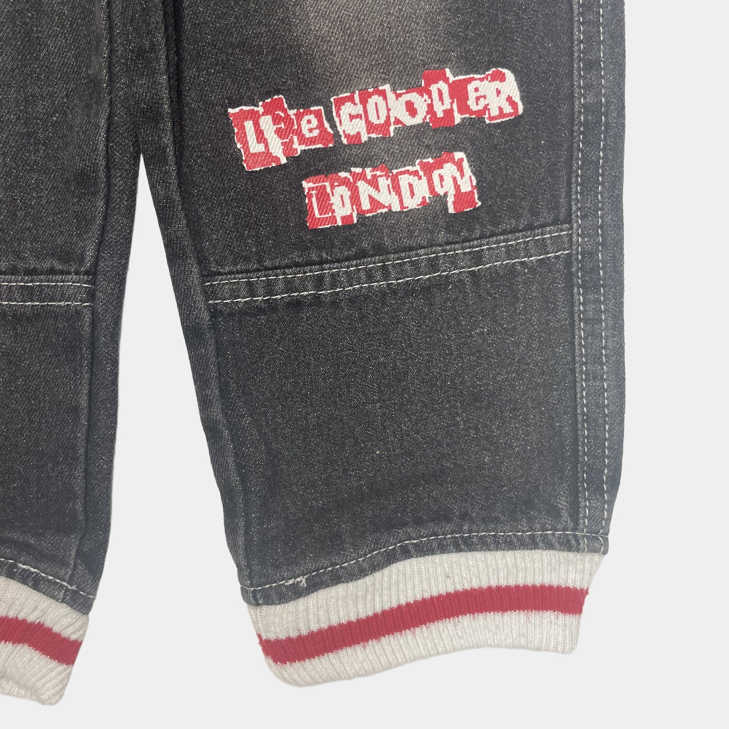 Grauer Denim-Overall mit Bärengesicht und roten Akzenten – sleeve