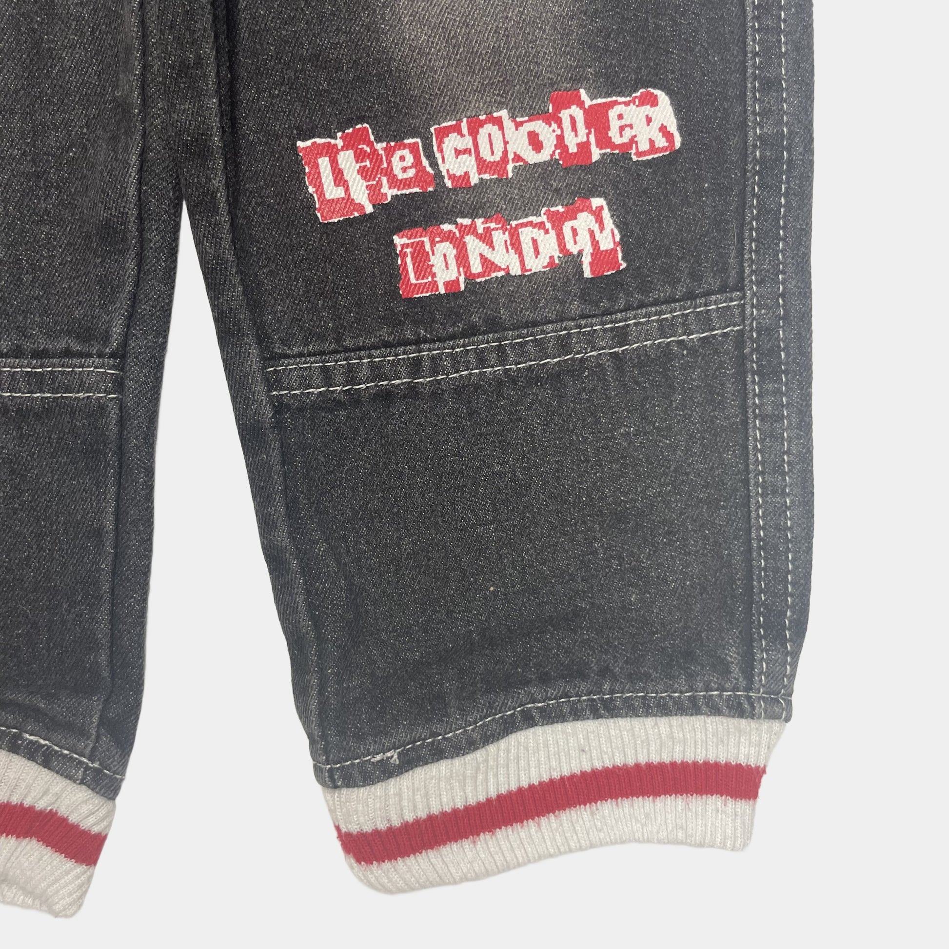 Grauer Denim-Overall mit Bärengesicht und roten Akzenten – sleeve