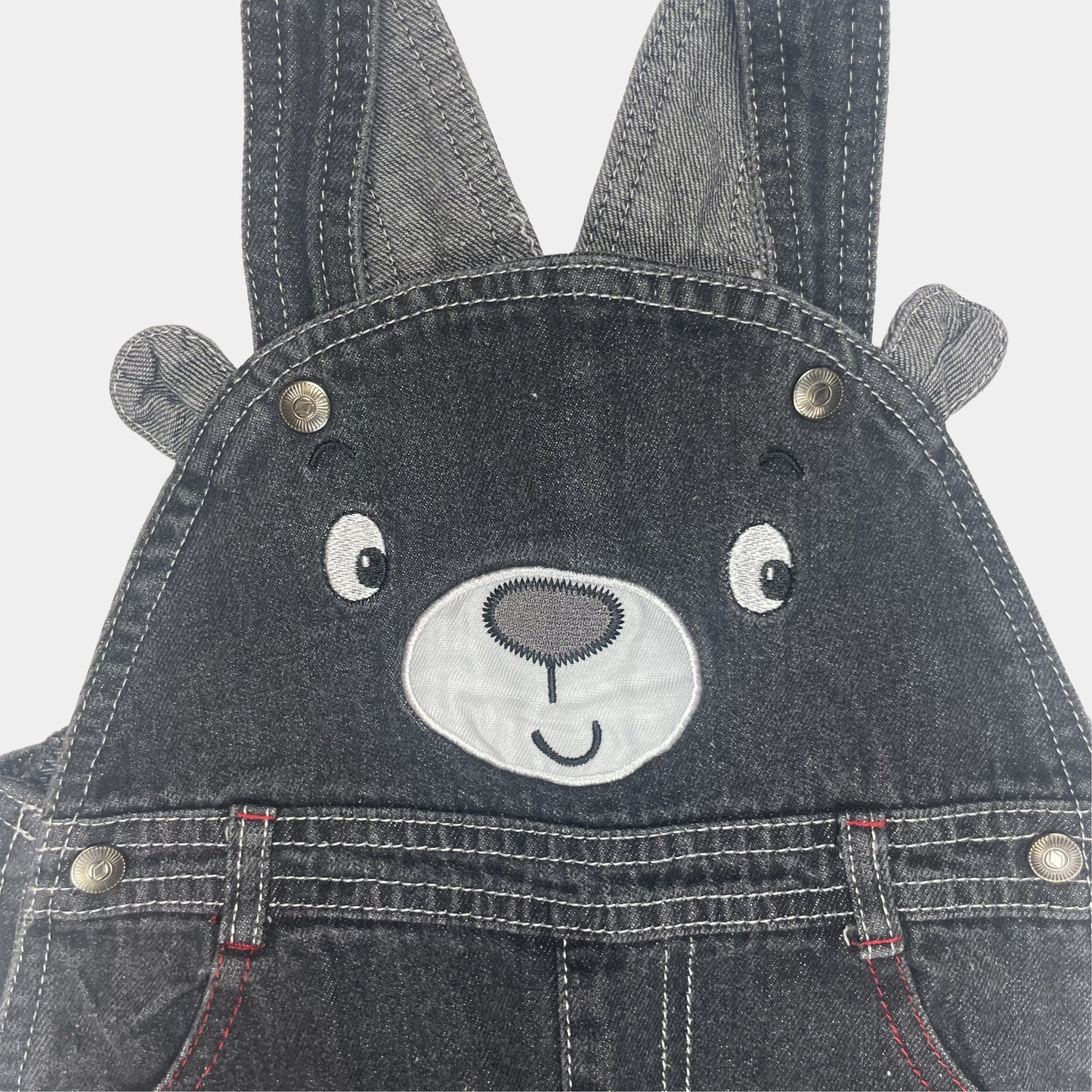 Grauer Denim-Overall mit Bärengesicht und roten Akzenten – detail