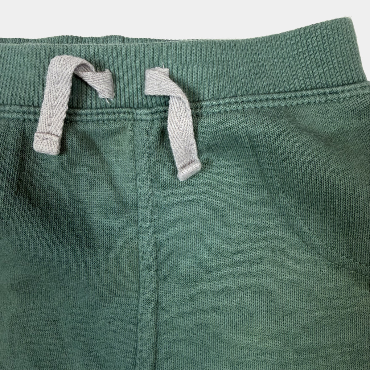 Grüne Baby-Sweathose mit Tunnelzug und Bündchen – detail