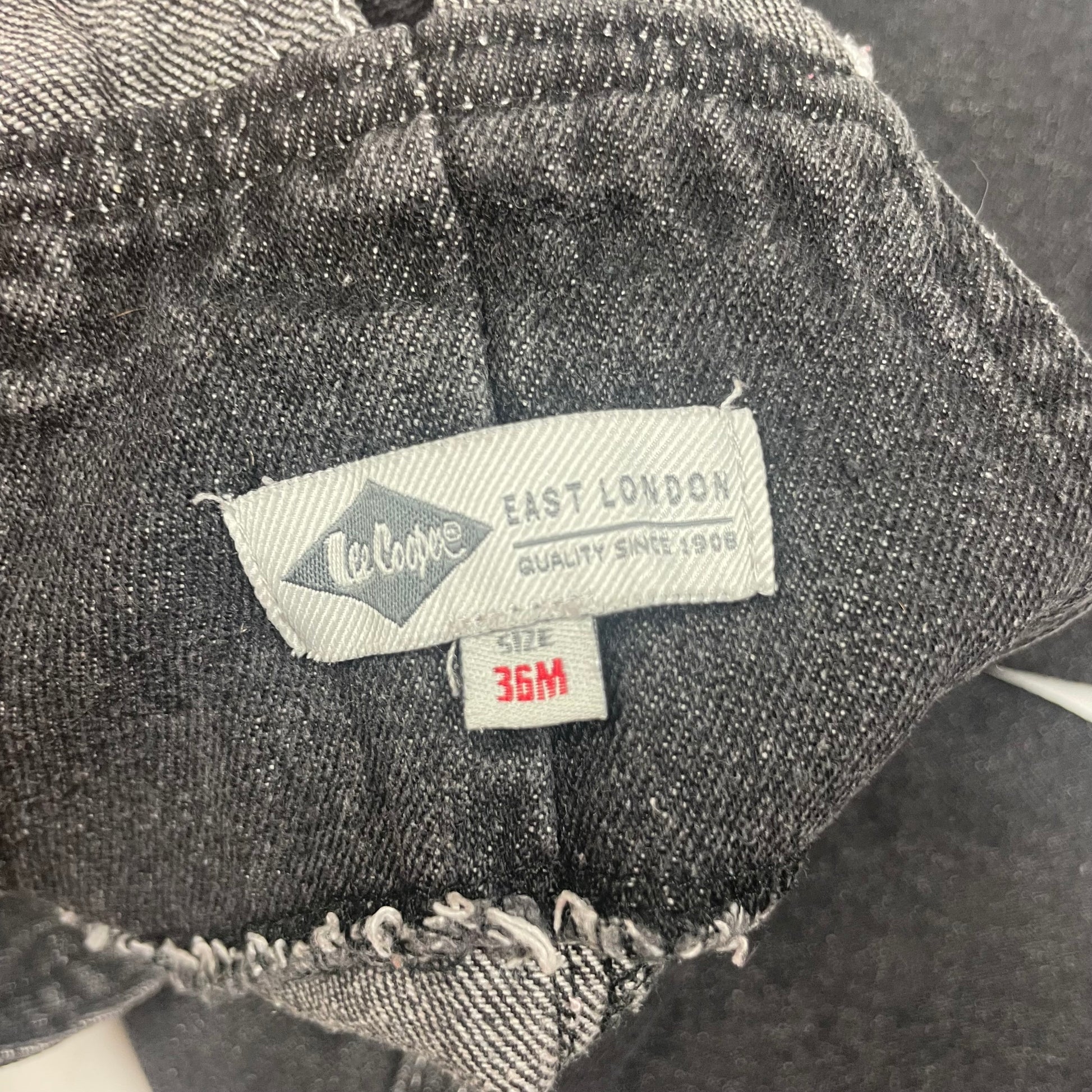 Grauer Denim-Overall mit Bärengesicht und roten Akzenten – label