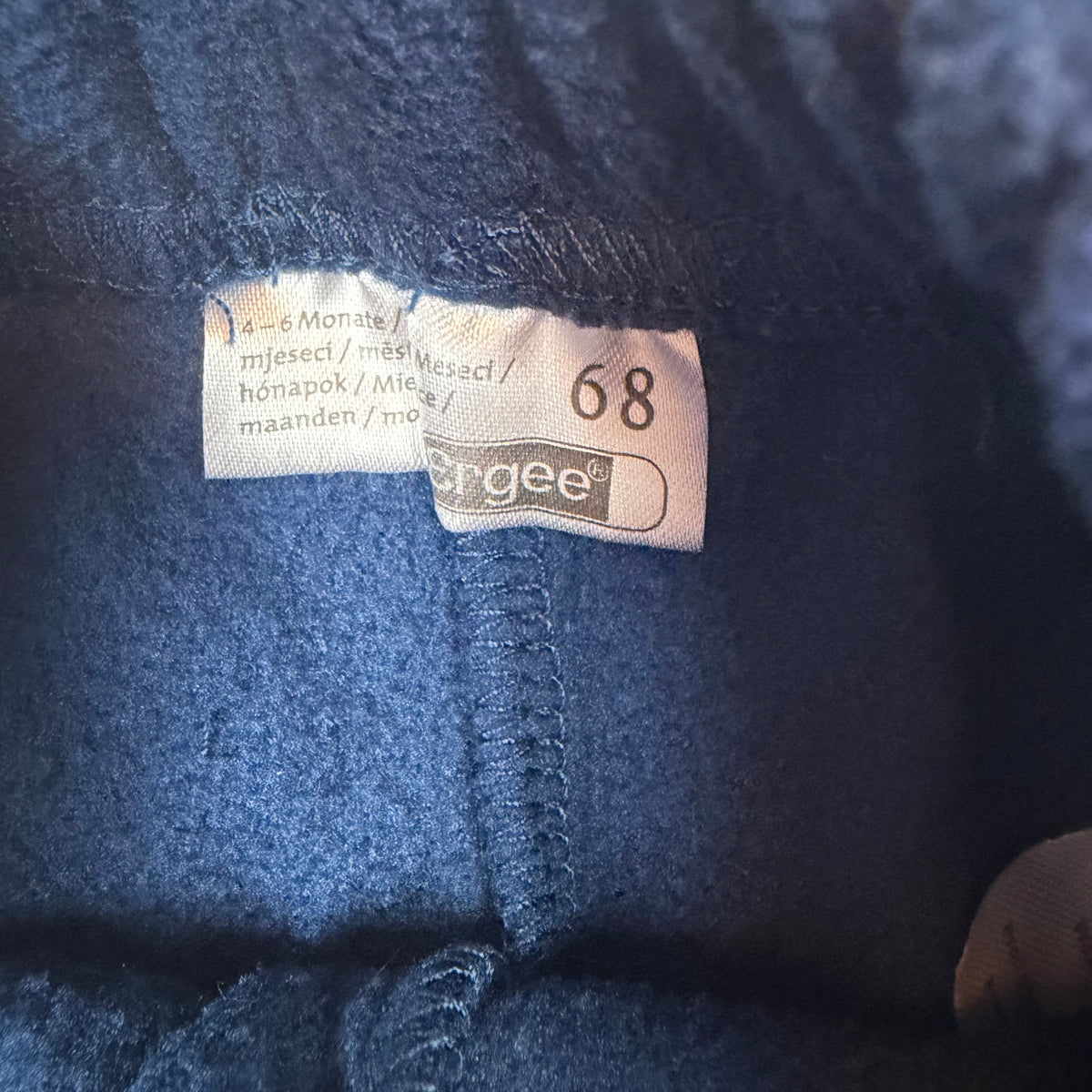Dunkelblaue Fleecehose für Babys mit Gummibund und Kniepatches – label