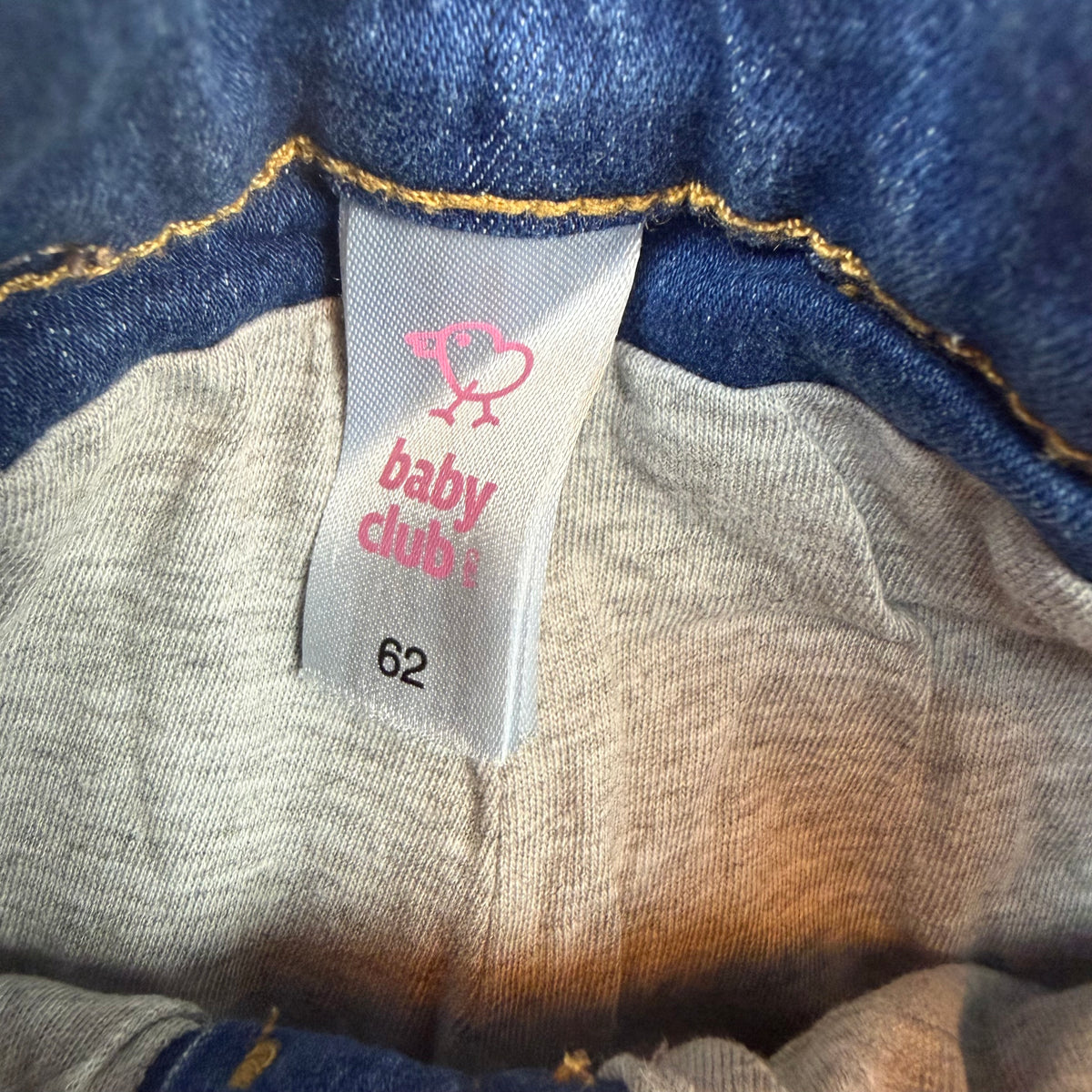 Blaue Baby-Jeans mit Tiergesichtern als Knie-Applikationen und elastischem Bund – label