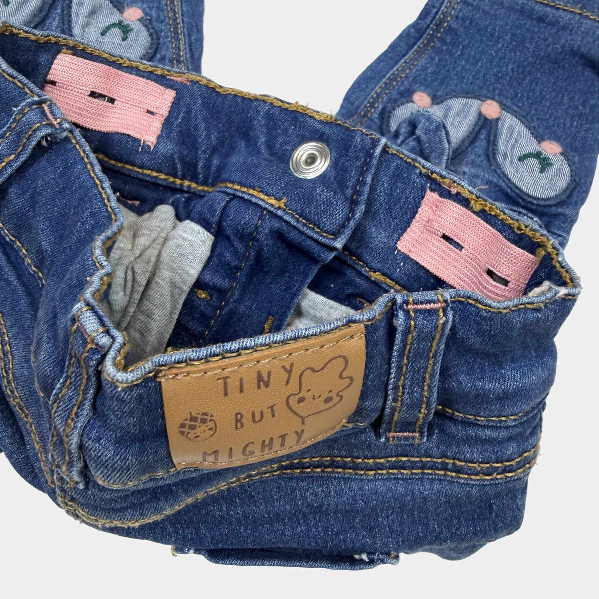 Blaue Baby-Jeans mit Tiergesichtern als Knie-Applikationen und elastischem Bund – inside
