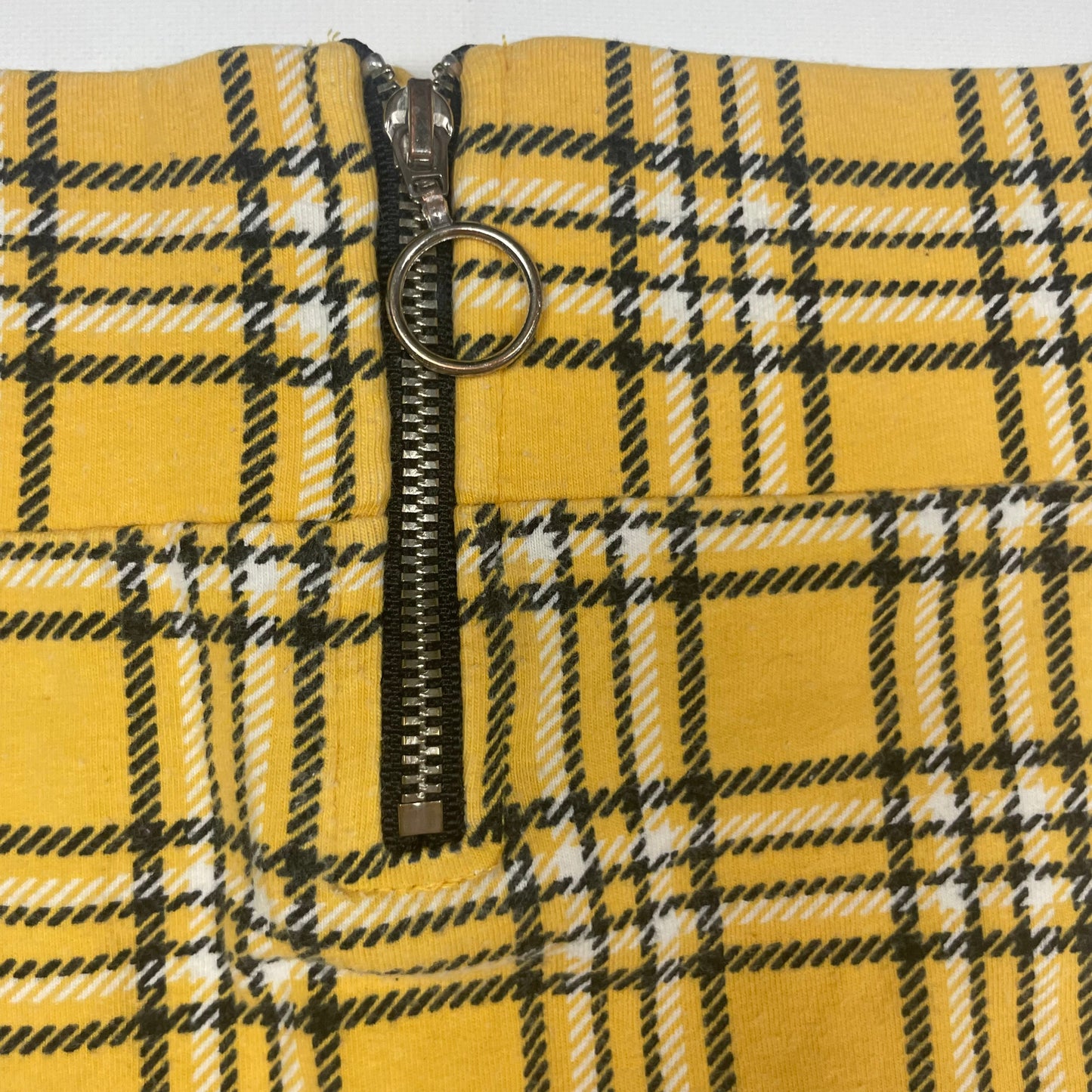 Karierter Rock in Gelb und Schwarz mit Reißverschluss hinten, Größe 10/11 Jahre – detail
