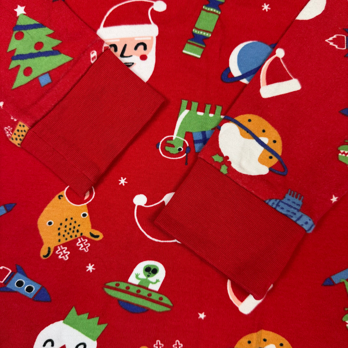Rotes Kinder-Langarmshirt mit Weihnachtsmotiven und buntem Allover-Print – detail