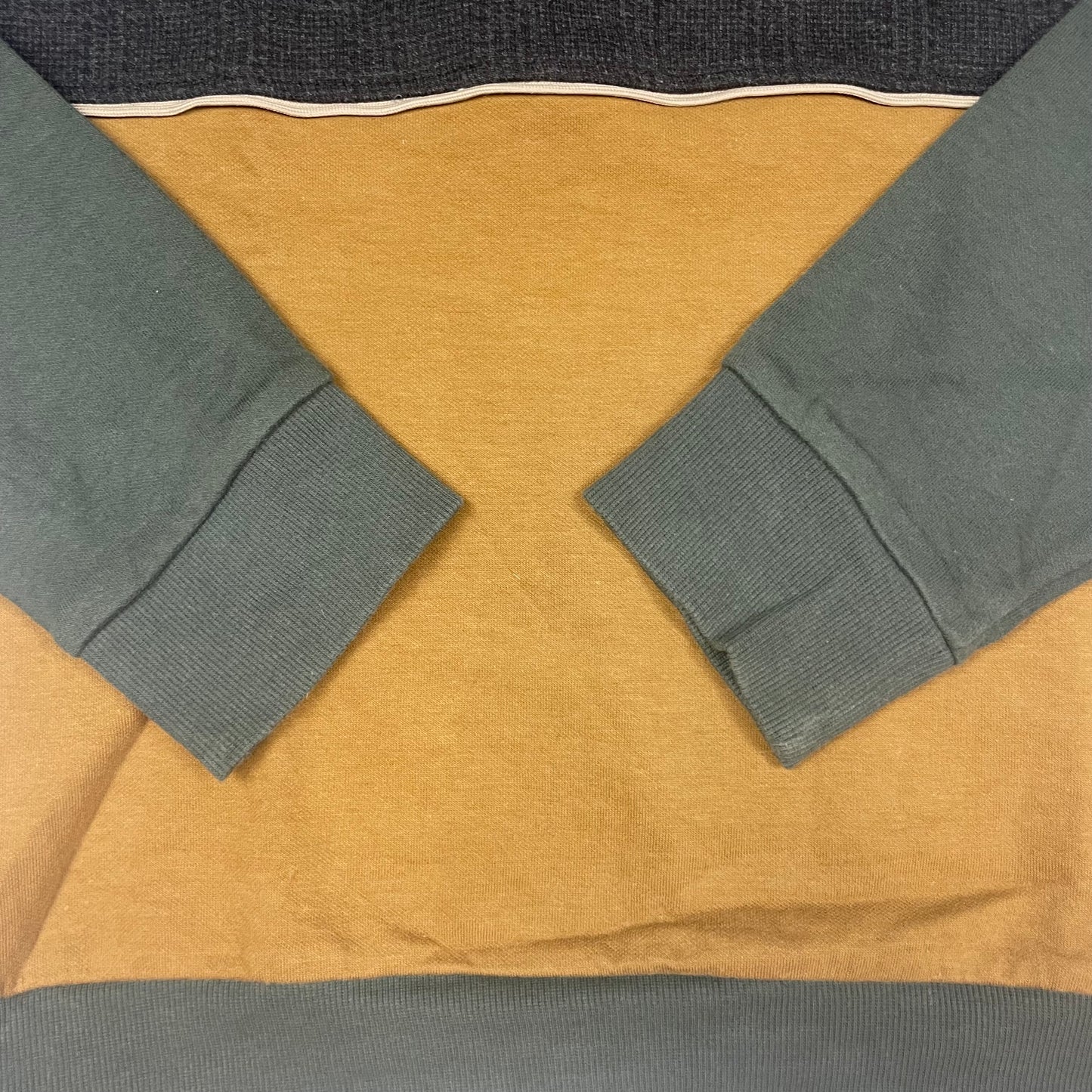 Grüner Baumwoll-Pullover mit colorblock Design und Reißverschluss – detail