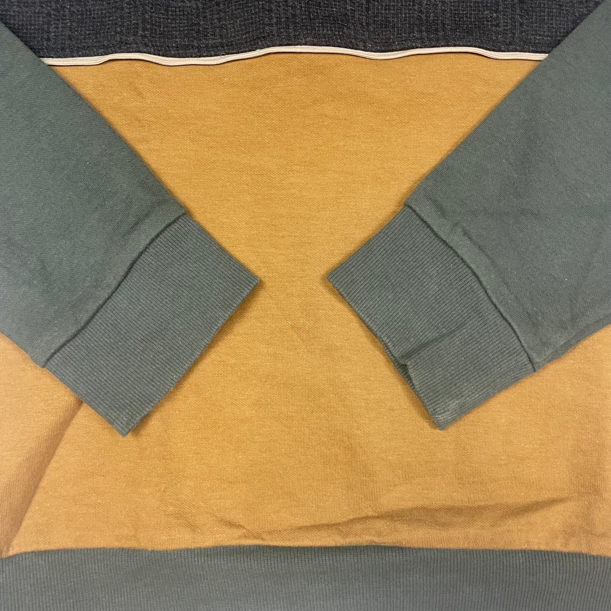 Grüner Baumwoll-Pullover mit colorblock Design und Reißverschluss – detail
