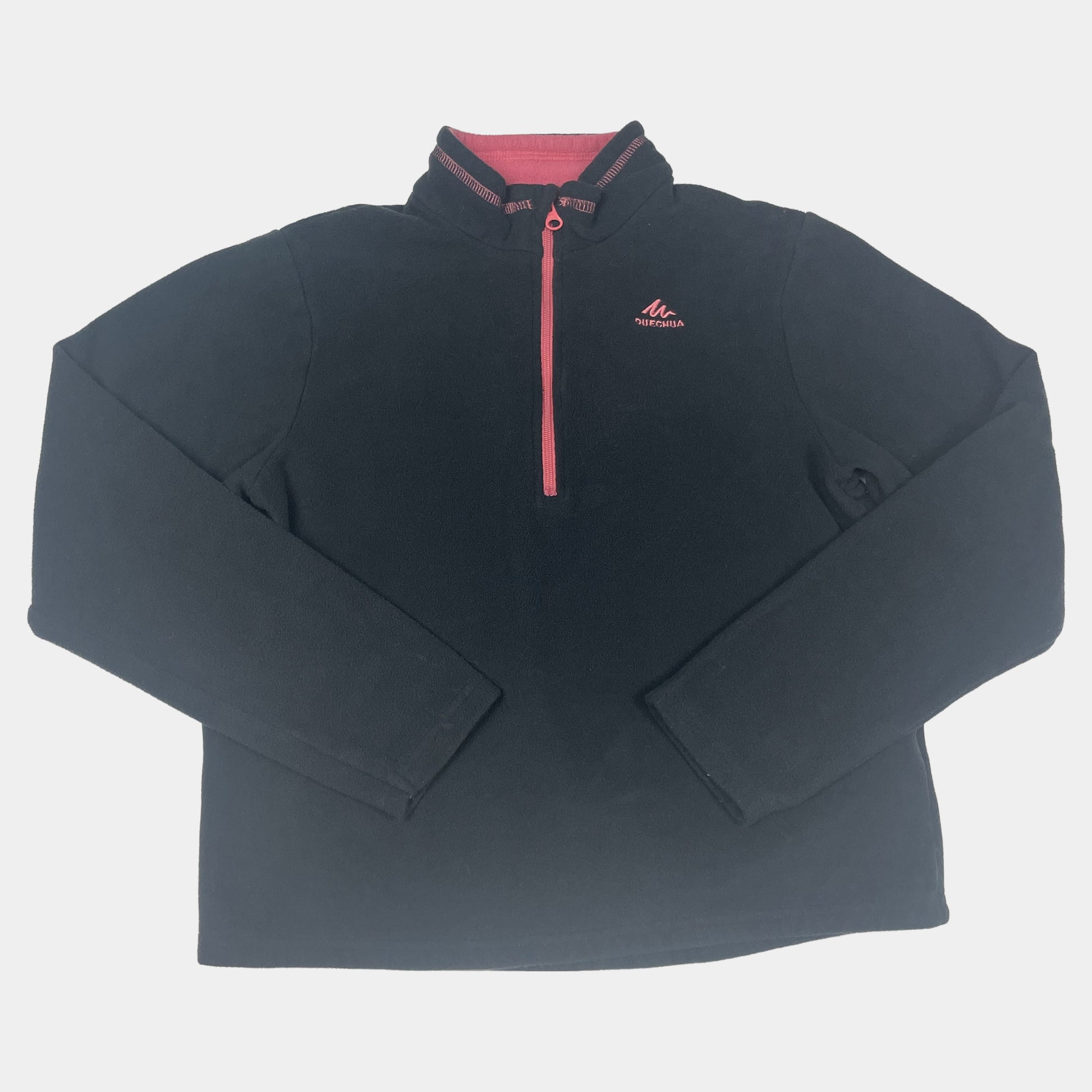 Schwarzes Fleece-Pullover mit Reißverschluss und roten Details. – front