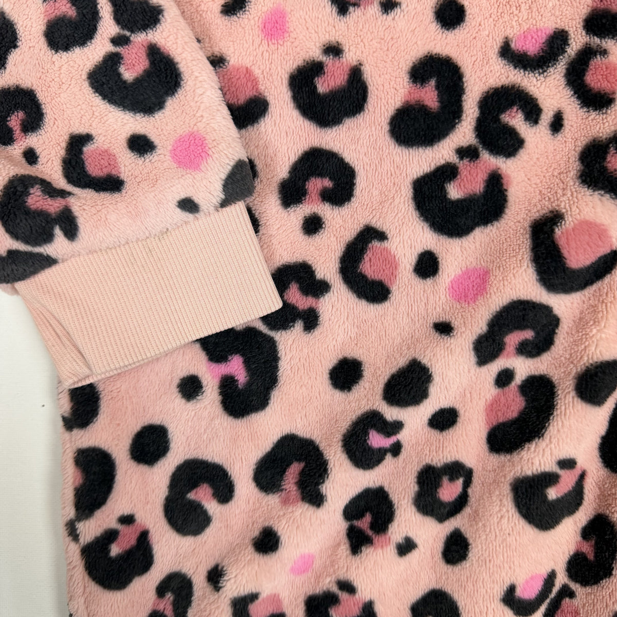 Rosa Fleece-Overall für Kinder mit Leo-Muster, Kapuze und Reißverschluss – pocket