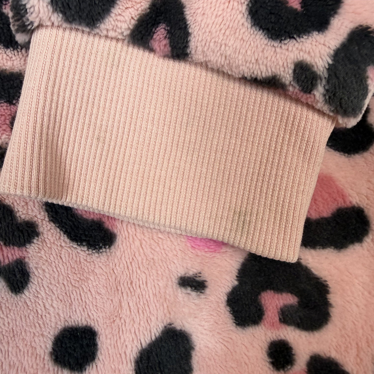 Rosa Fleece-Overall für Kinder mit Leo-Muster, Kapuze und Reißverschluss – detail