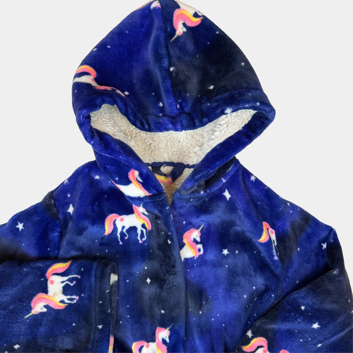 Dunkelblauer Kinder-Bademantel aus Fleece mit Kapuze, Einhorn- und Sternemuster, Bindegürtel und Taschen – inside