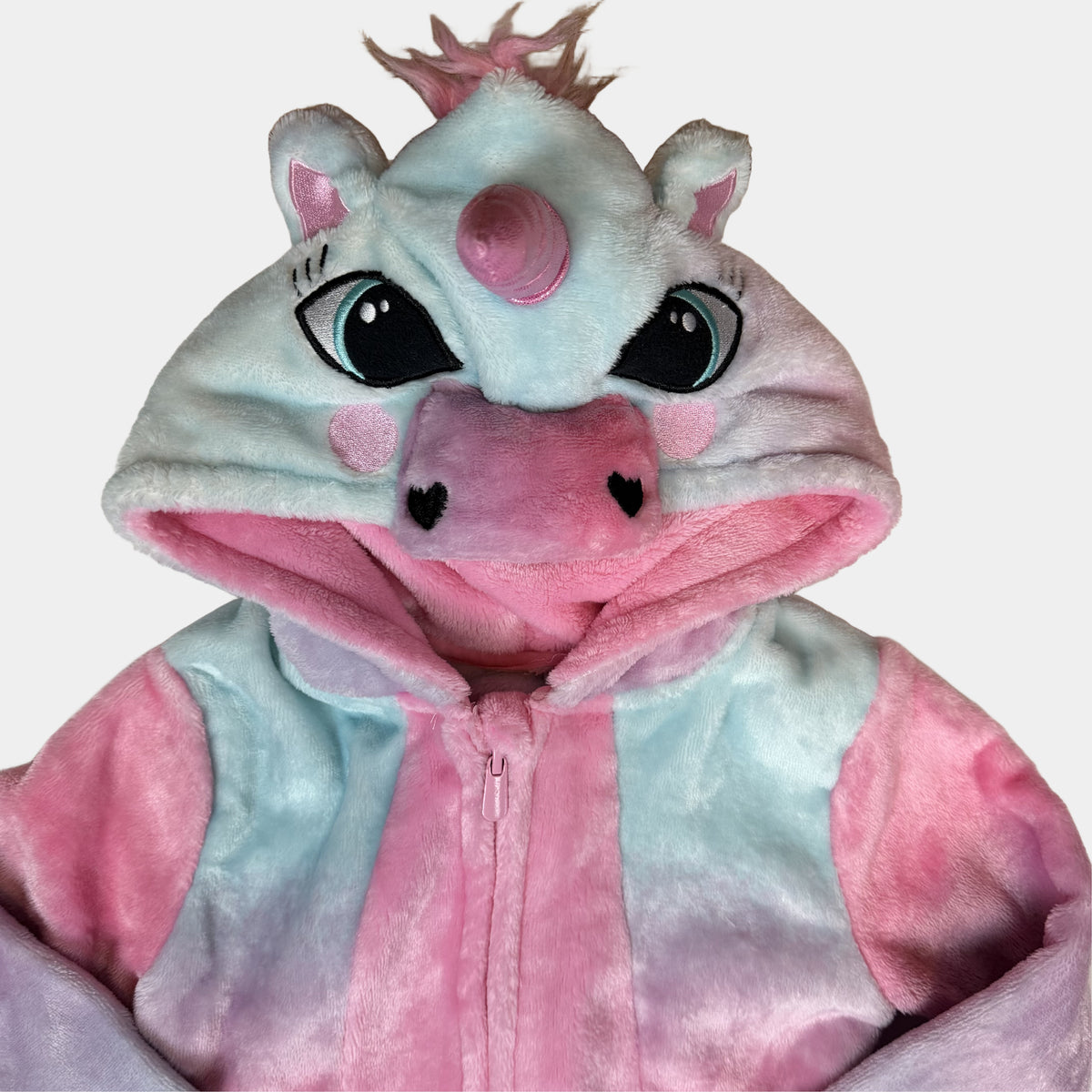 Mehrfarbiger Plüsch-Overall mit Einhorn-Kapuze und Reißverschluss in Rosa, Lila und Hellblau – detail