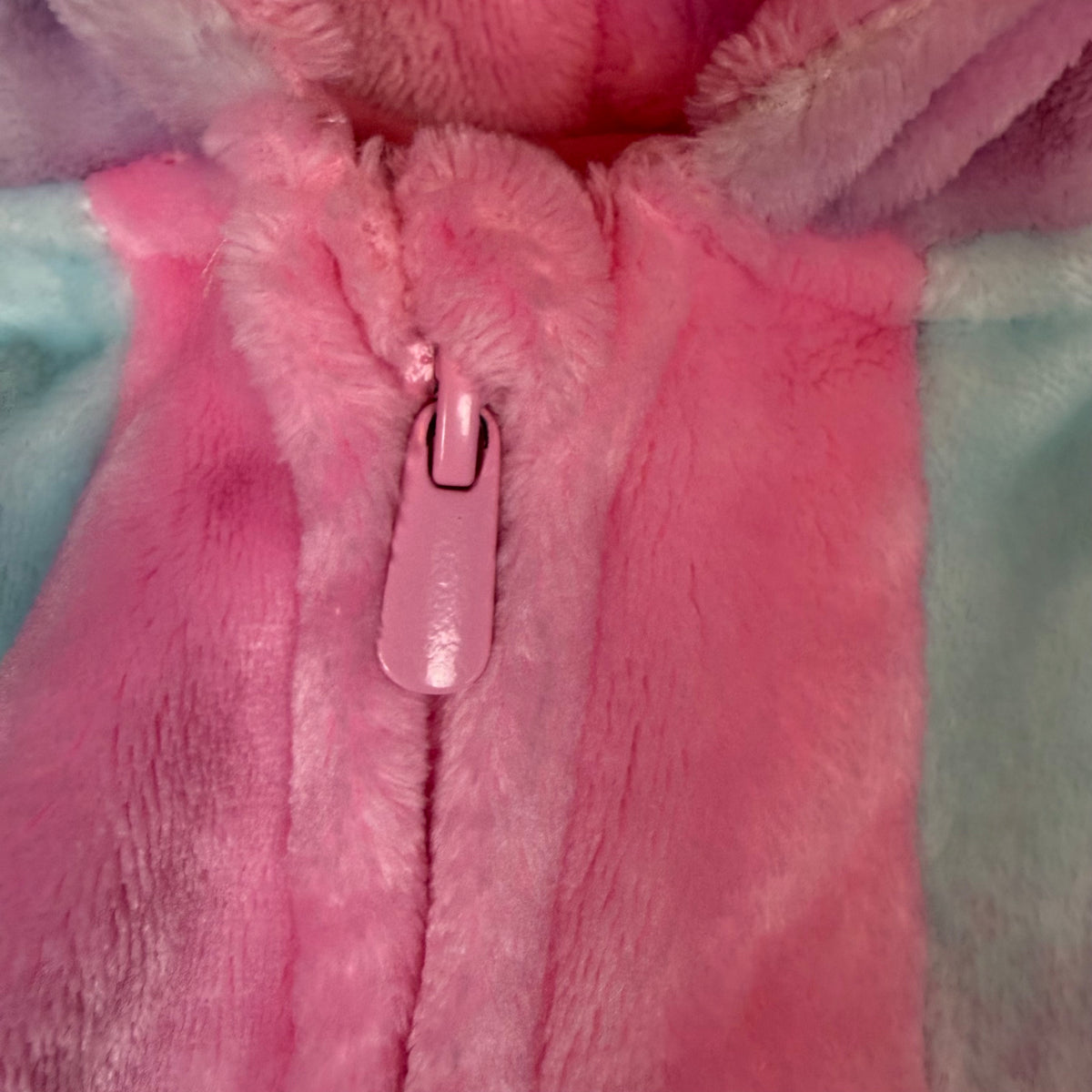 Mehrfarbiger Plüsch-Overall mit Einhorn-Kapuze und Reißverschluss in Rosa, Lila und Hellblau – zip