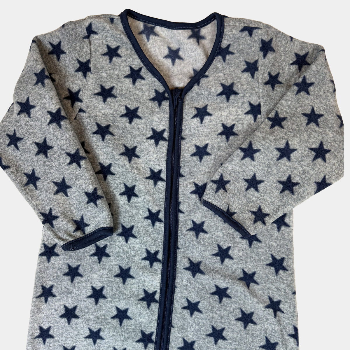 Grauer Fleece-Schlafsack mit dunkelblauen Sternen und Reißverschluss