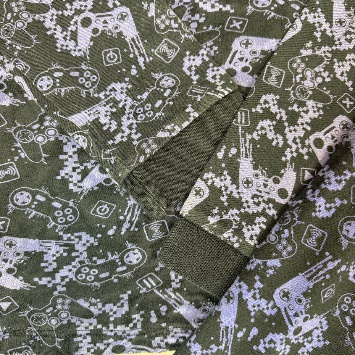Blauer Schlafanzug für Kinder mit schwarzem Gaming-Muster, langarm und lange Hose – detail