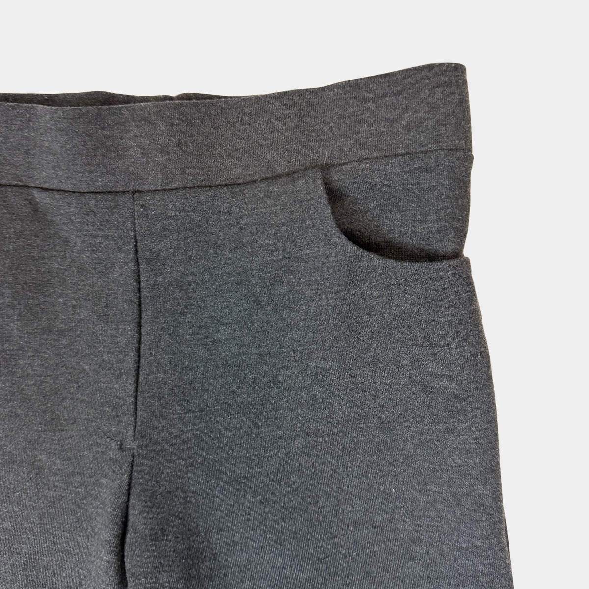 Graue Kinder-Leggings mit breitem Bund und Taschen vorn – detail