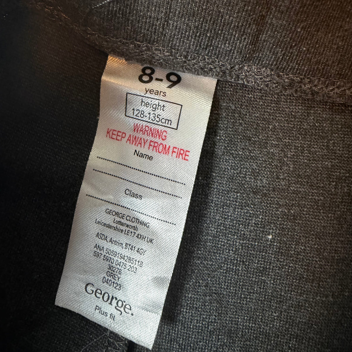 Graue Kinder-Leggings mit breitem Bund und Taschen vorn – label